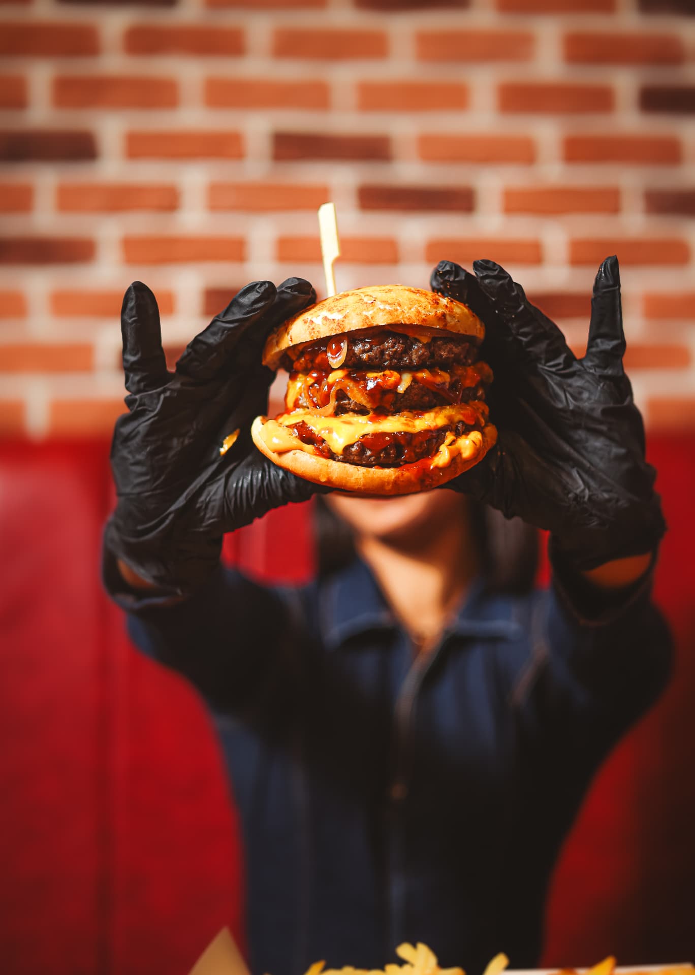 Double burger Tonton Chami présenté en salle