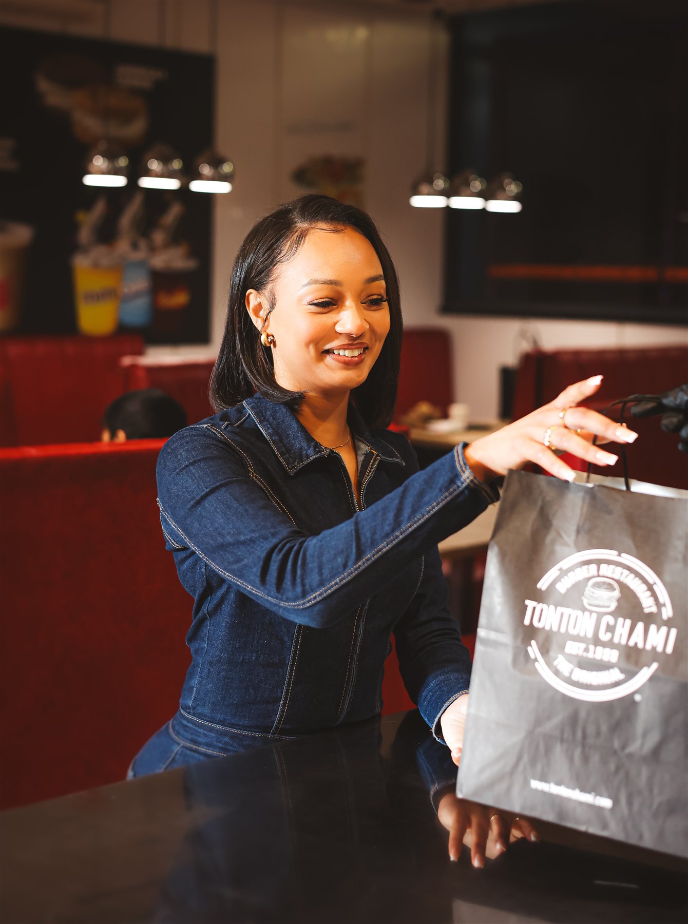 Cliente recevant son sac Tonton Chami au comptoir